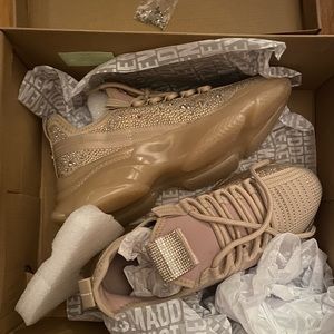 Never worn Steve Madden Blush Maximas